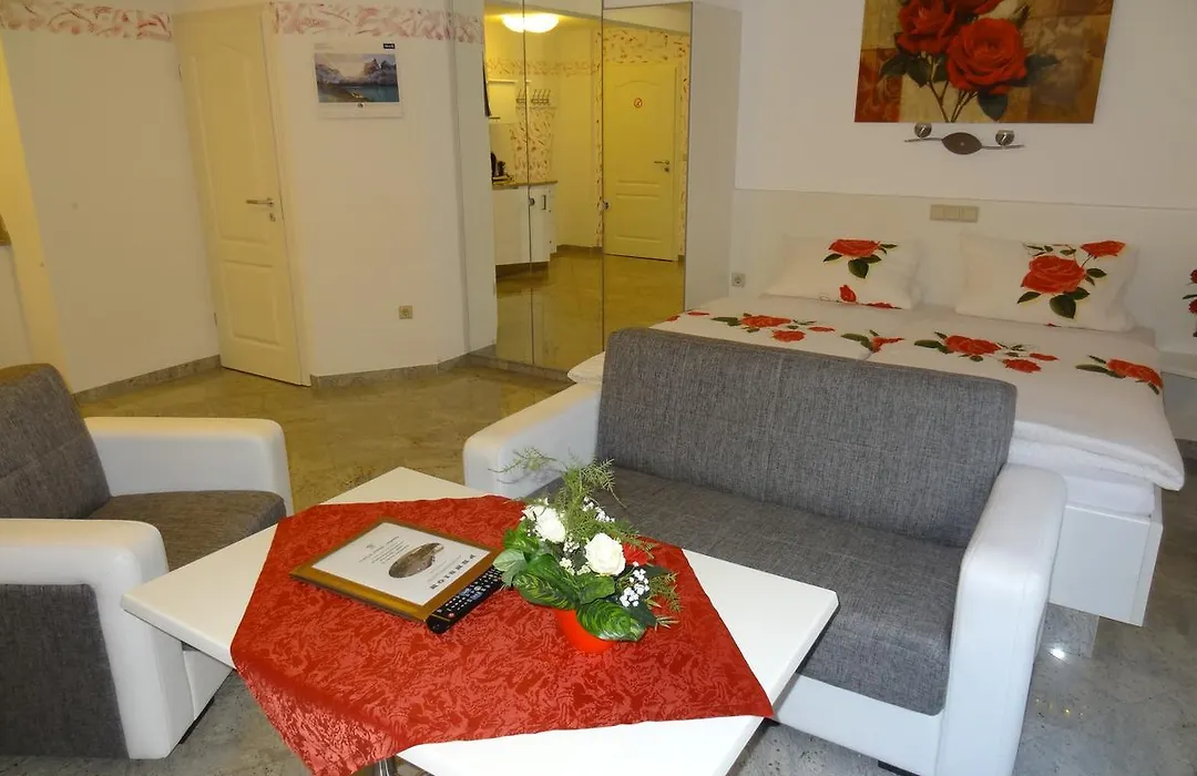 Hotel und Pension Am Burchardikloster-1